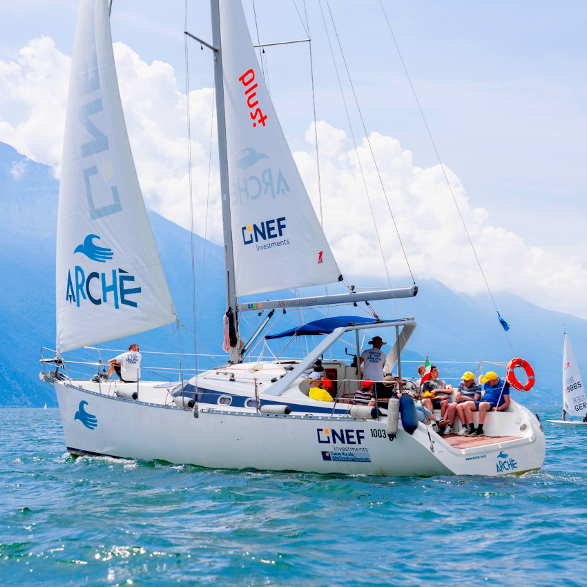 barca a vela accessibile lago di garda