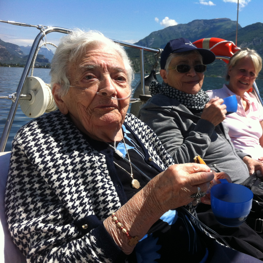 persone anziane in barca a vela lago di garda barca accessibile